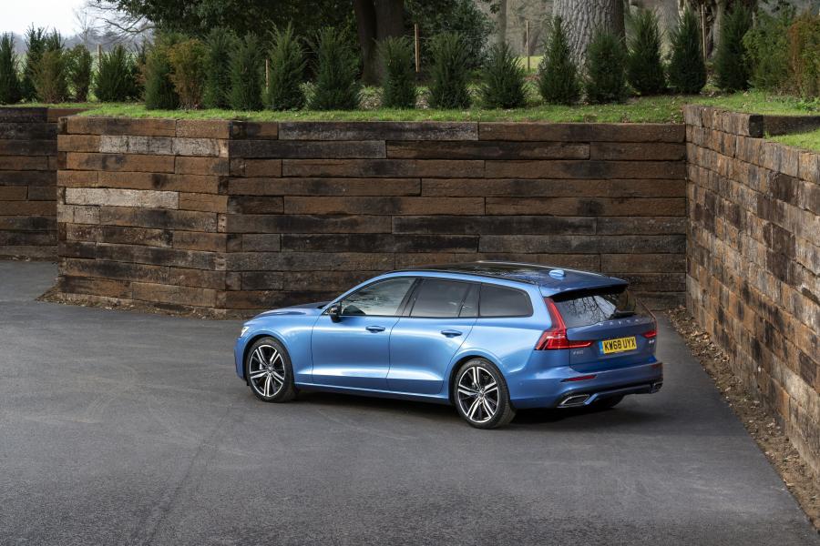  Volvo V60 D4 R-Design 2018 года  (UK) (фото 6 из 10)